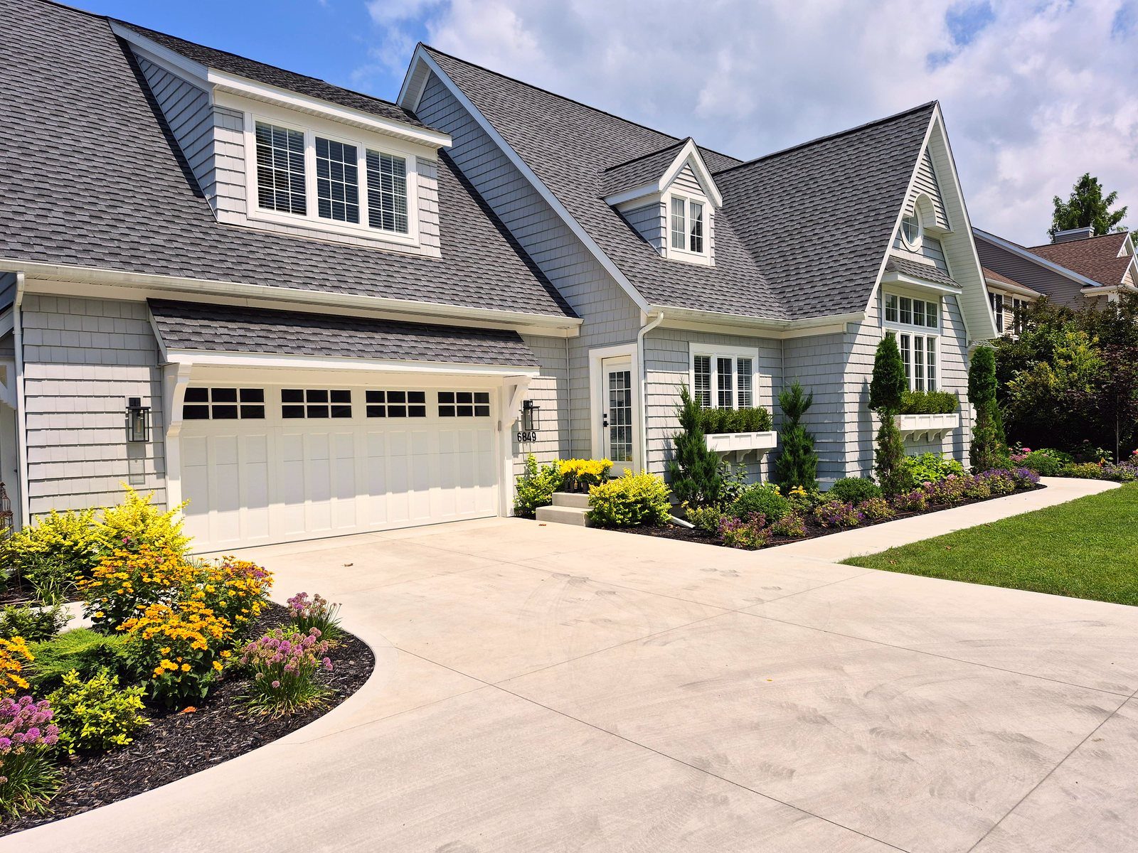 Front exterior facade and gardens of Summerset Cottage